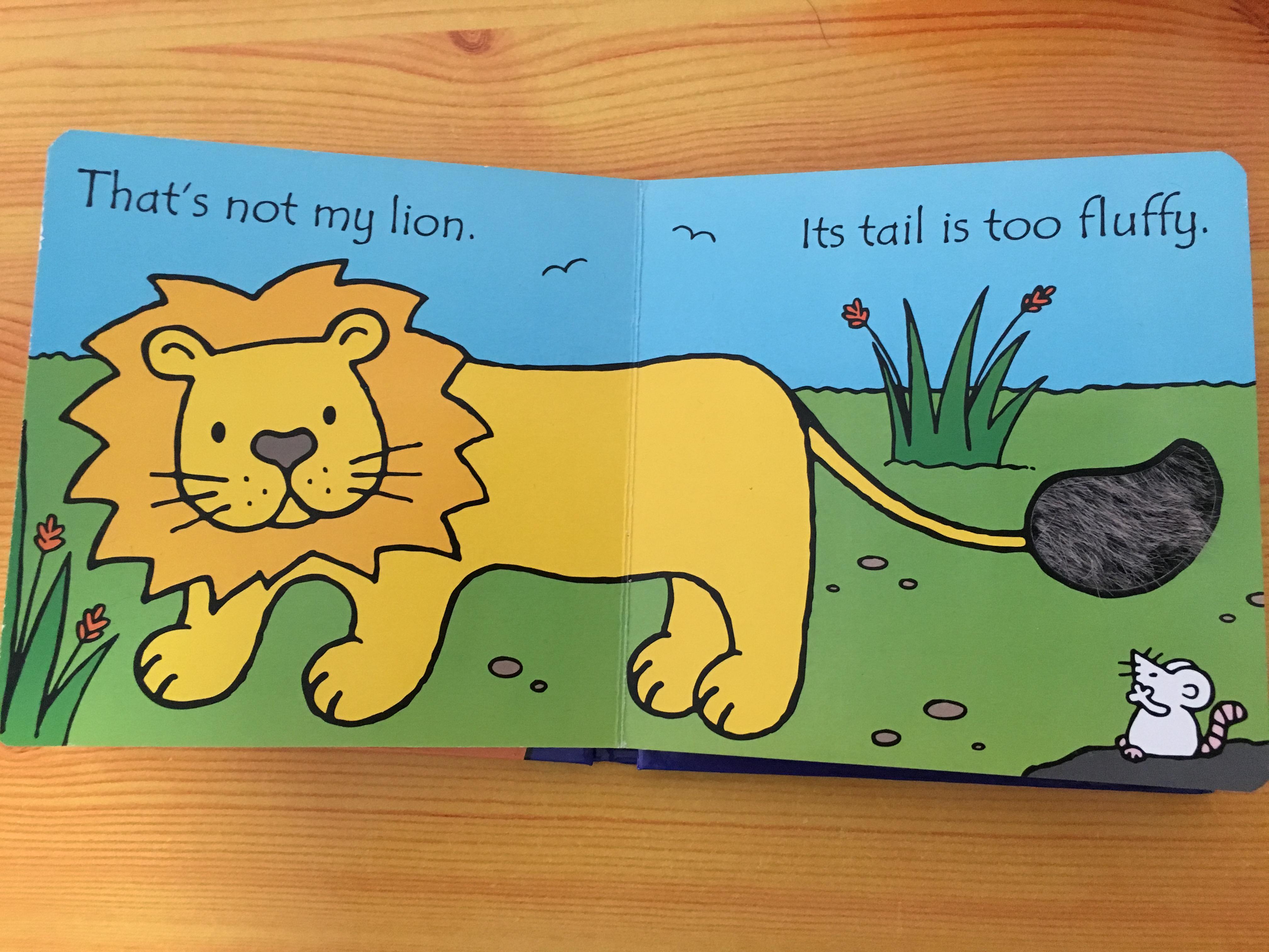 首先,书长这样:这周,我们要读的是"thats not my lion"!