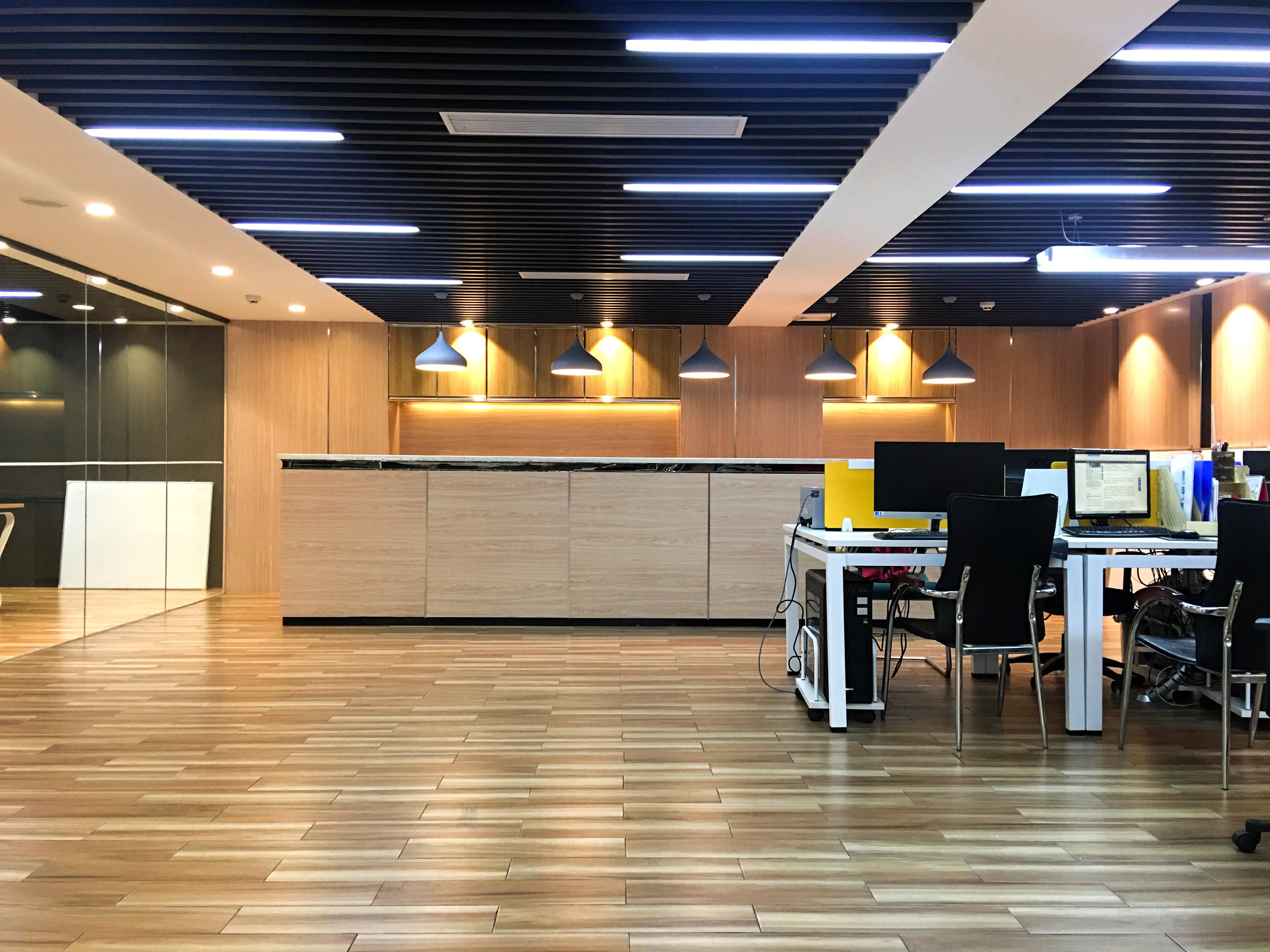 你所看到的大理石背景墙,木制展示柜其实都是铝塑板做成的