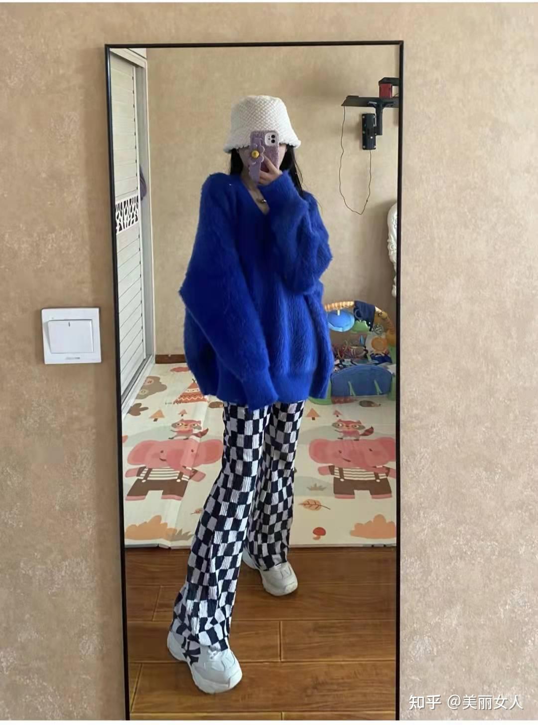 棋盘格裤子搭配什么上衣好看