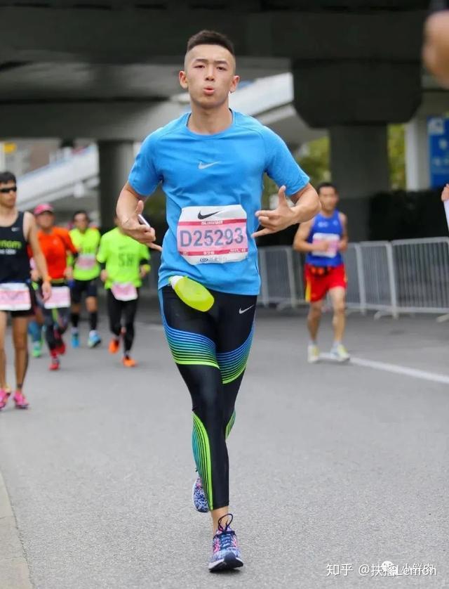 具体他做什么工作叨叨不得而知,但是在搜索时发现李拜天在公关公司的