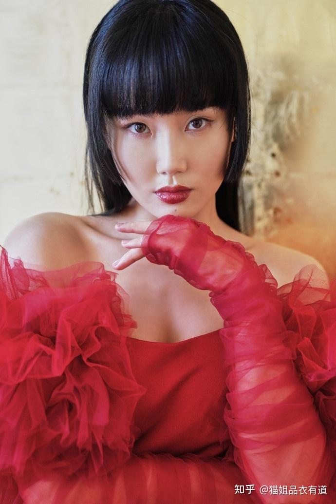 黄龄这红裙也太挤了身材曲线撑得明显我是羡慕了