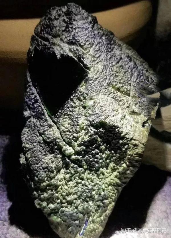 懂翡翠原石赌石各种皮壳和它们各场口特征让你瞬间5000变五十万 - 知乎