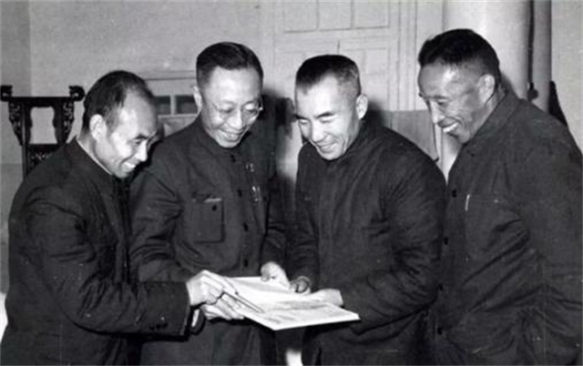 1959年,杜聿明宋希濂等人被特赦后,在里面待着的人不服了
