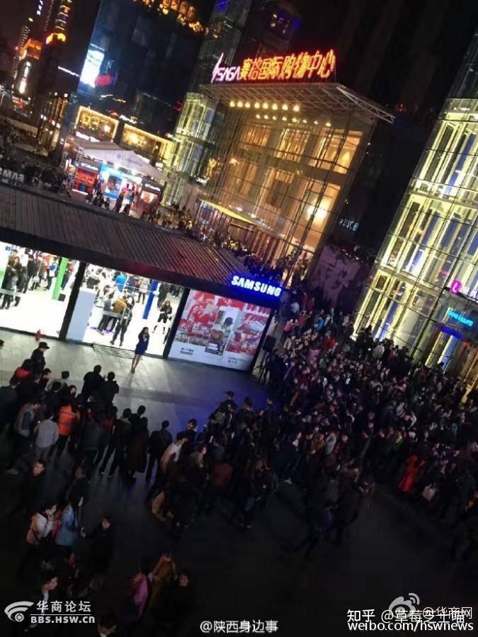 给大家看看小寨商业街和小寨地铁的人流量