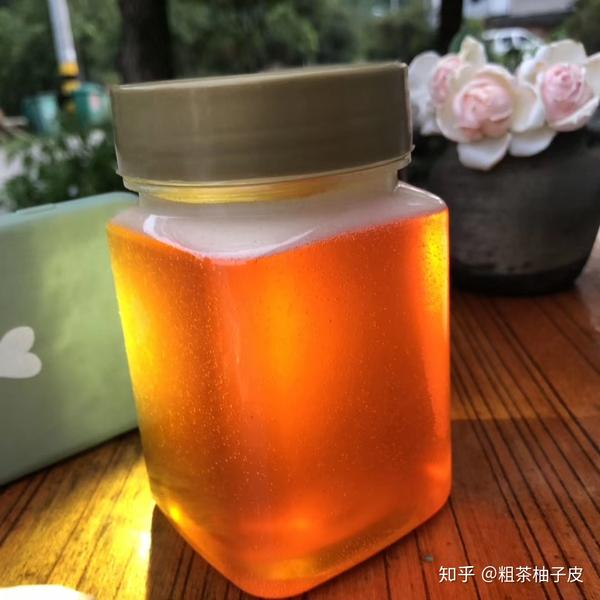 灯光下的真正的蜂蜜的颜色