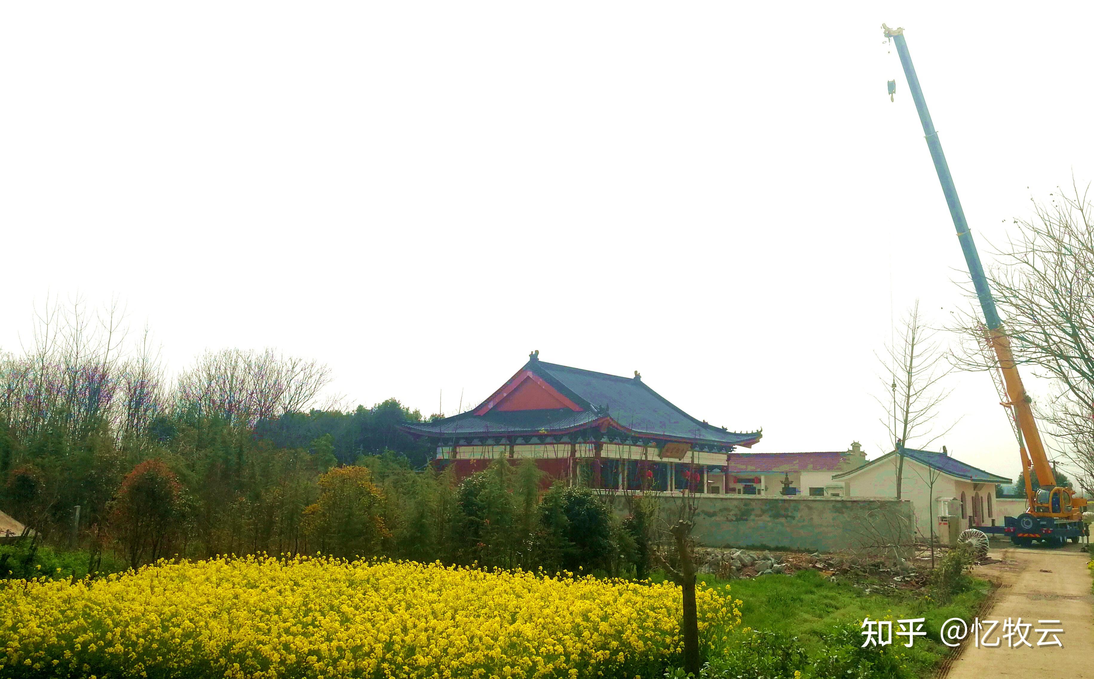 春雨浣空,藍天綴雲,悟定法師擇下這個日子來為祥雲寺引入