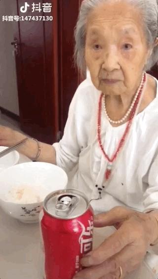 抖音百岁吃货奶奶获赞4800万喝可乐吃烧烤无辣不欢爱火锅