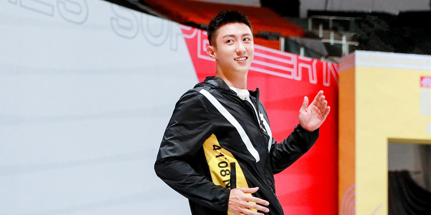 90后黄景瑜型男范十足黑色运动装配寸头阳光帅气行走的荷尔蒙