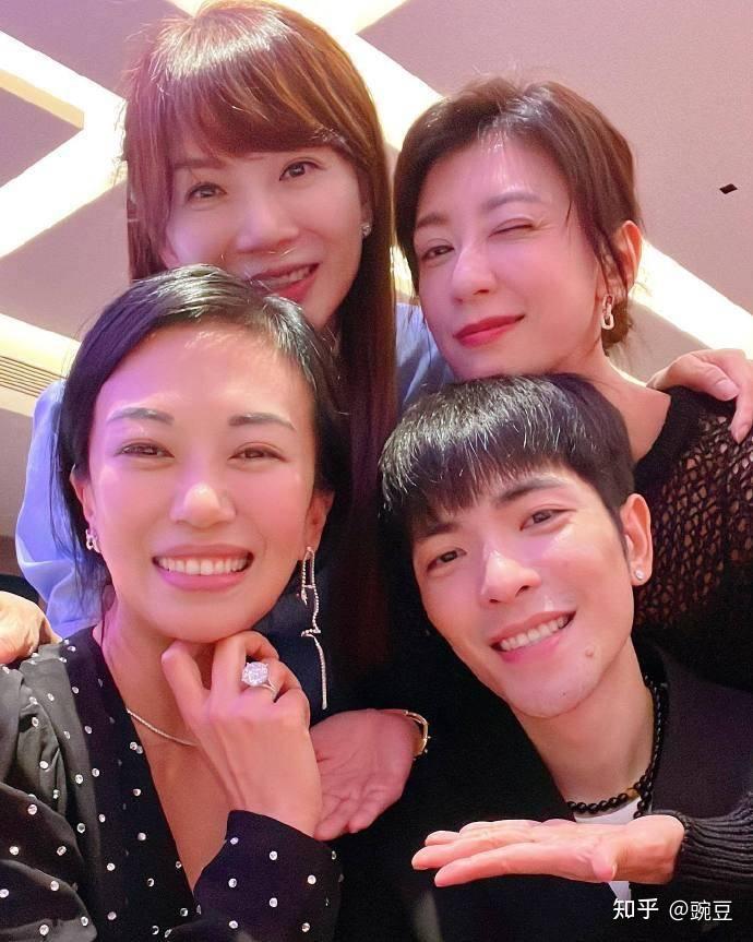 萧敬腾求婚后续娇妻钻戒大到夸张粉丝钻戒比我的人生还闪亮
