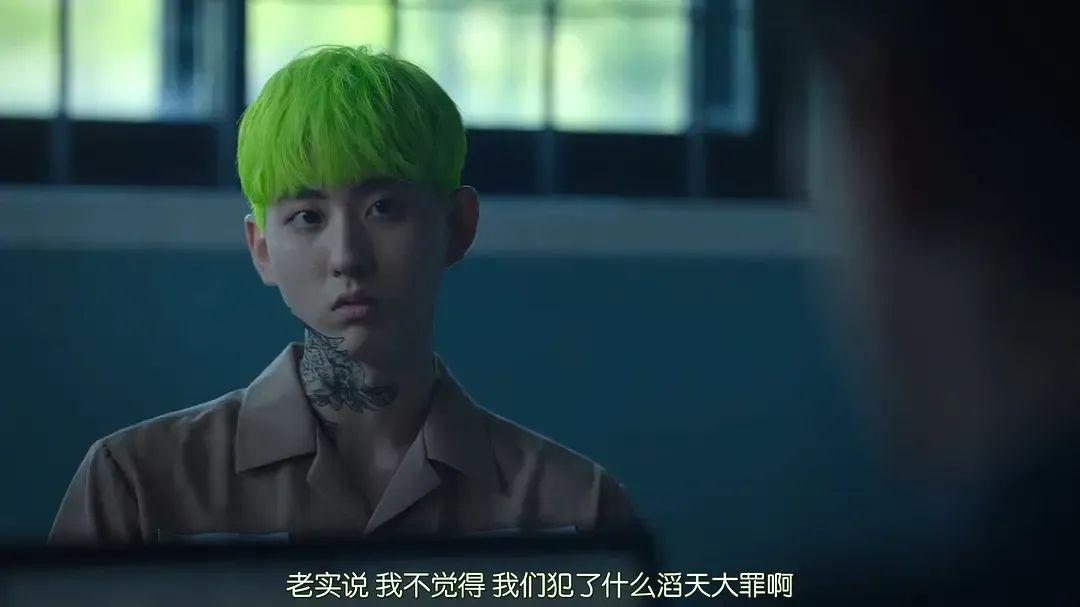 孩子们平时都和隔代长辈(如爷爷奶奶)在一起生活,父母则外出打工,一年