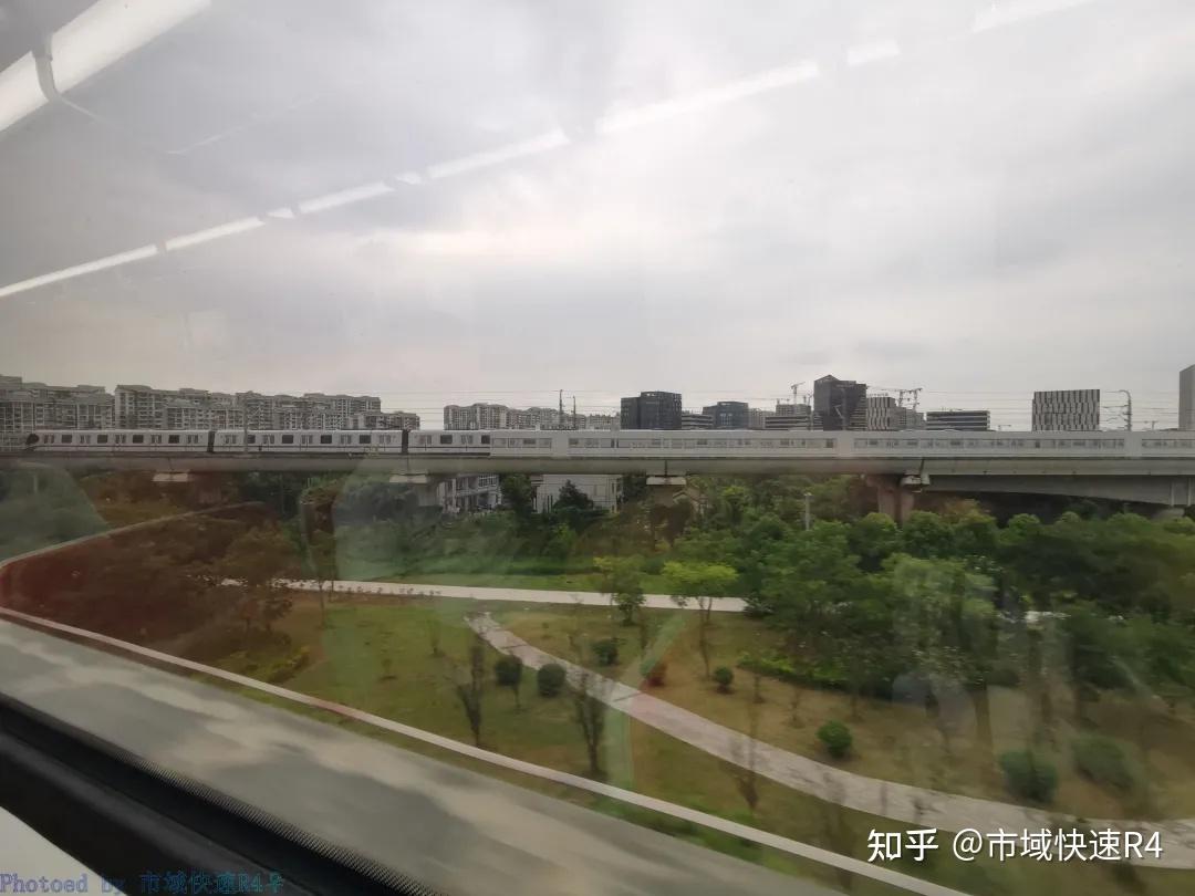 zhoupu station周浦東站,位於羅山南路周鄧公路口南,高架二層側式車站