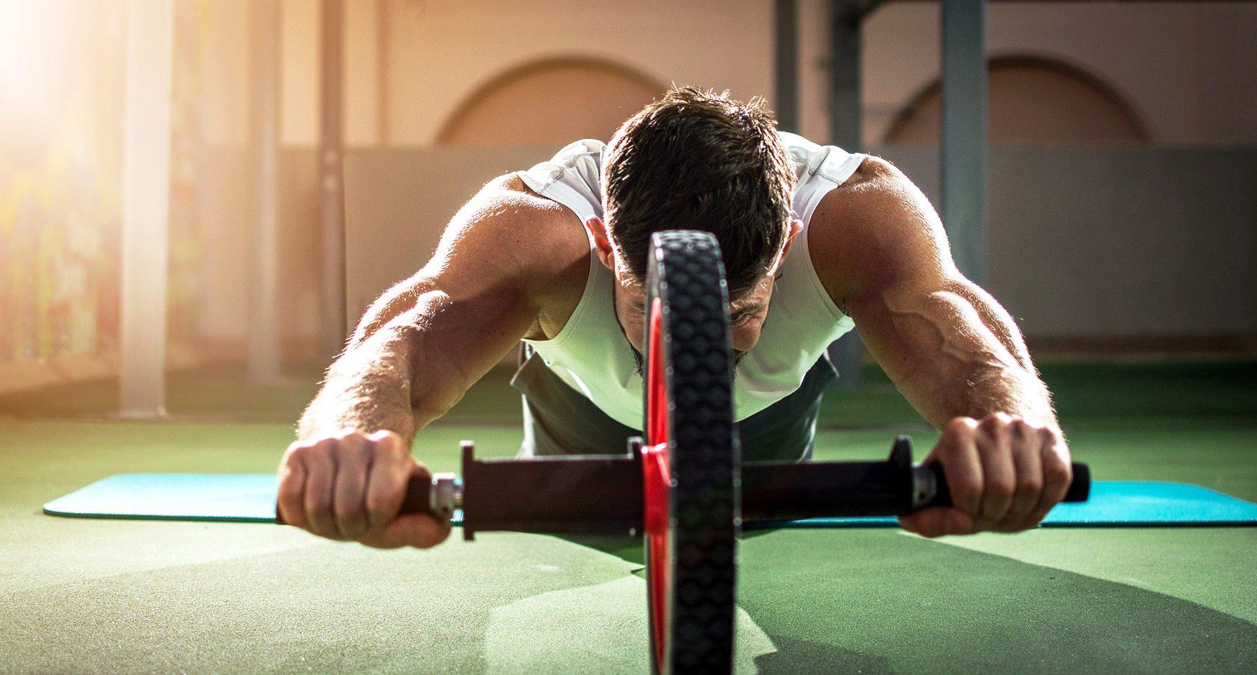 高强度训练的艺术核心训练之杠铃腹肌滑滚