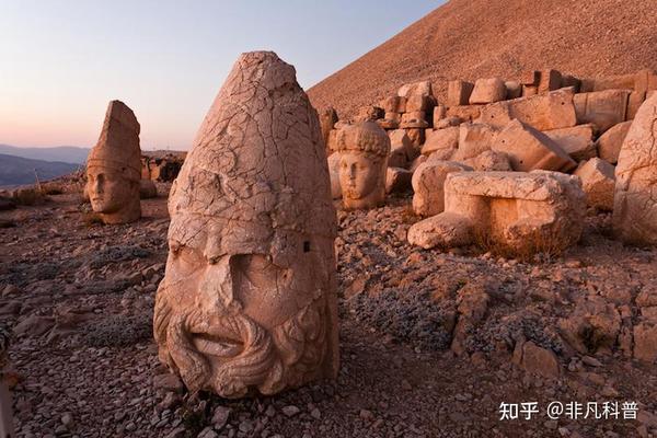 世界十大奇迹：小美人鱼雕像只有1.25米高年前