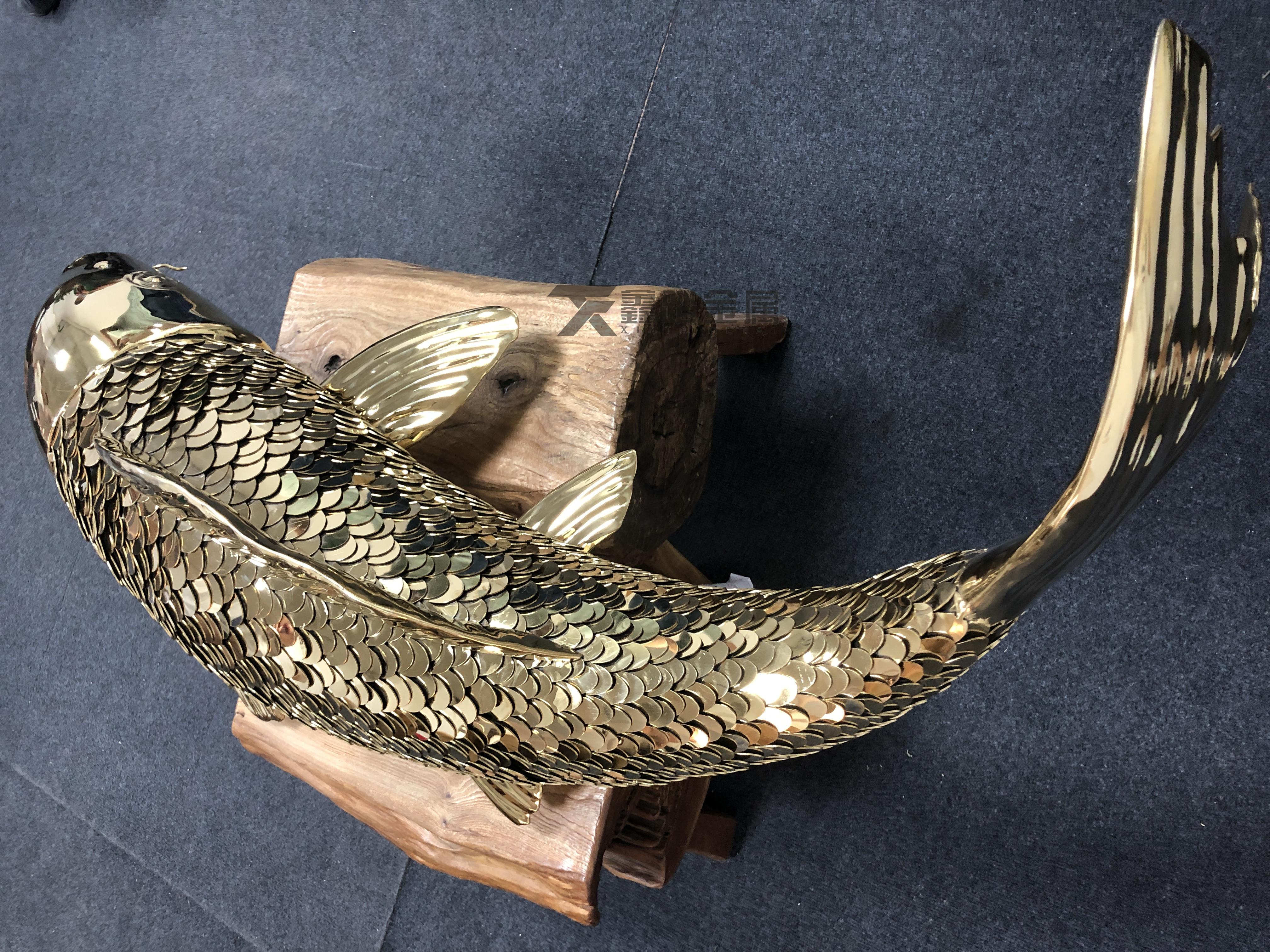 金色不锈钢锦鲤雕塑,水景装饰称赞立竿见影