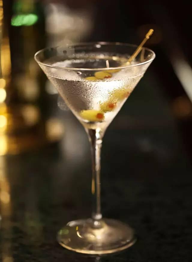 最后,让我们以这一杯被称为"鸡尾酒之王"的dry matini来收尾.