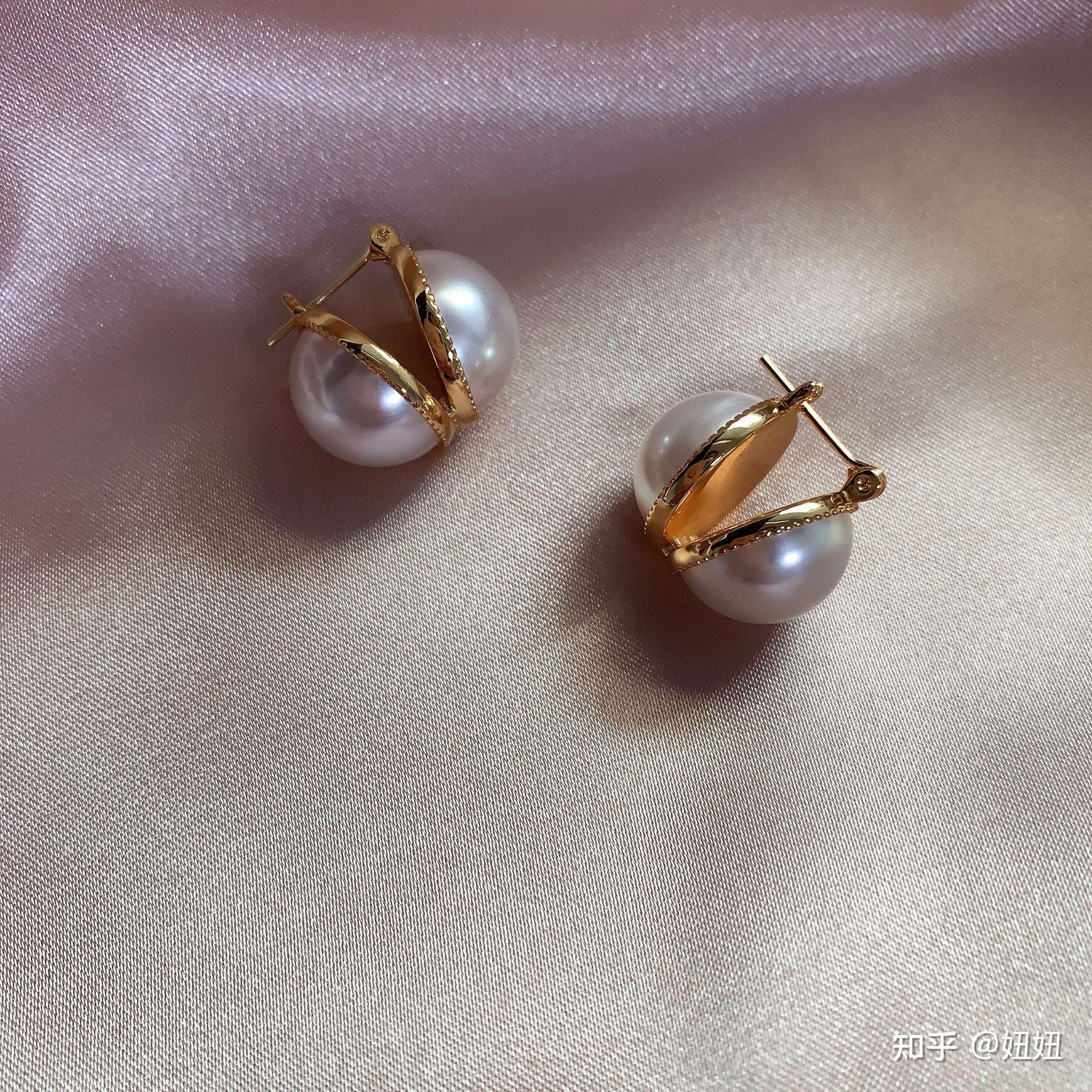 celine的耳环绝对是经久不衰的经典款开口半包珍珠耳环