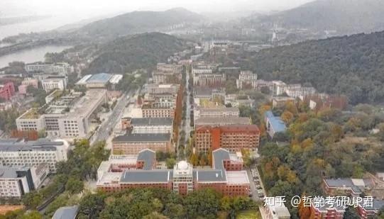 湖南师范大学共有二里半校区,南院校区,咸嘉湖校区,桃花坪校区,张公岭