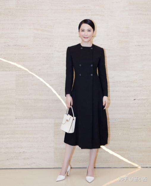 50岁俞飞鸿被"怼脸拍"也不怕,穿黄裙子配复古发型,状态好到飞