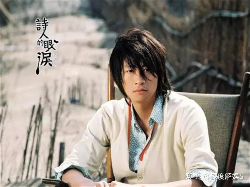 52岁游鸿明参加商演赚钱一个视频近万点赞穿着西装却显落魄