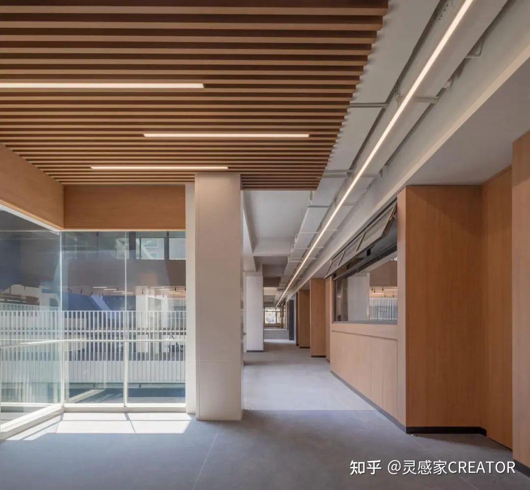 连接大台阶,可随时取书的阅读室荔庭是位于教学区的中庭景观,是学生