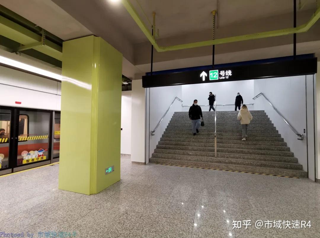 江浦公园站为12,18号线换乘站,两线构成t字换乘,节点连接12号线站台