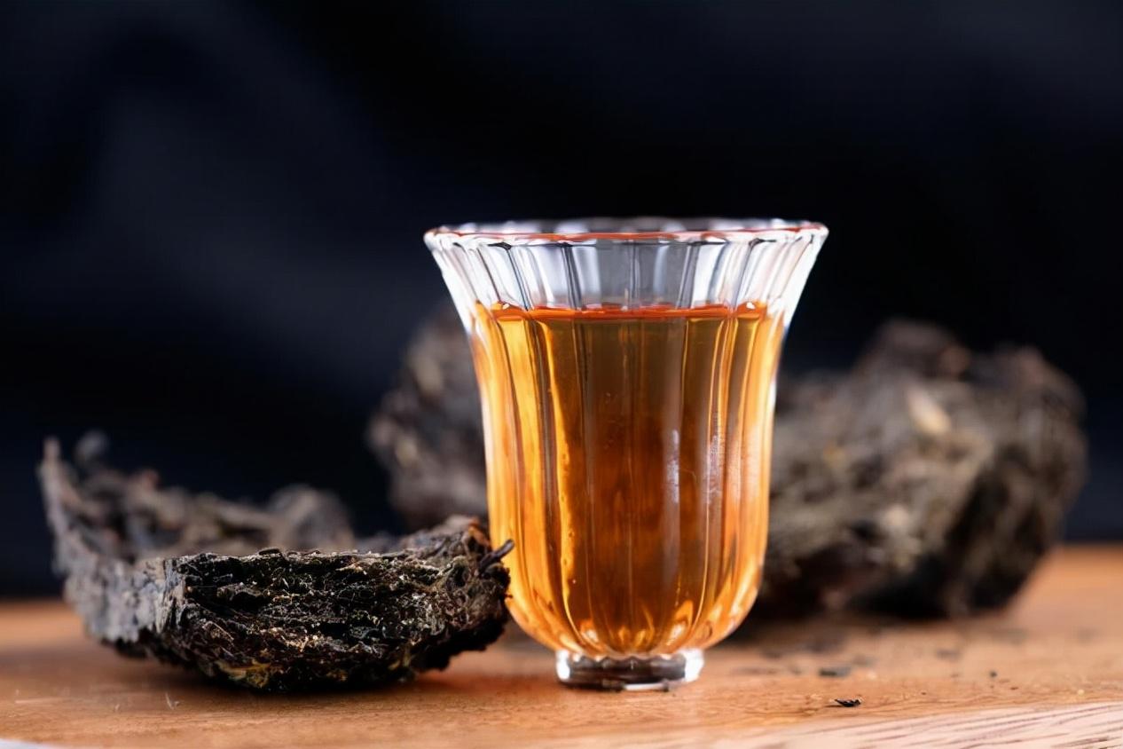 熟普的口感醇厚,茶叶持久耐泡,而黑茶入口甘甜,茶汤馥郁纯正.