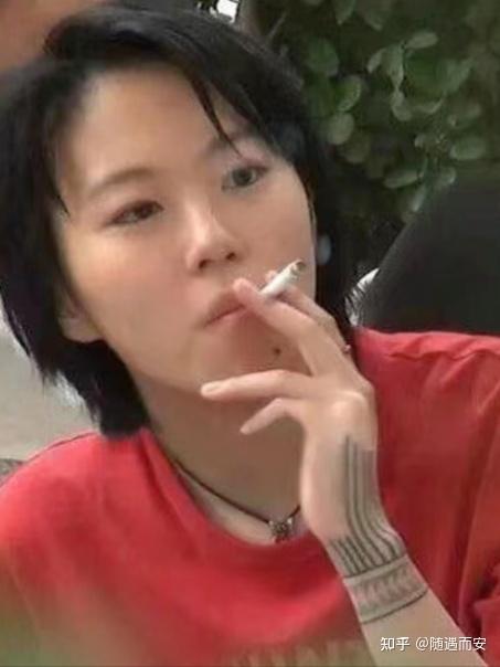 被称为"烟鬼"的7位女明星,那英烟不离手,刘亦菲14岁就抽烟!