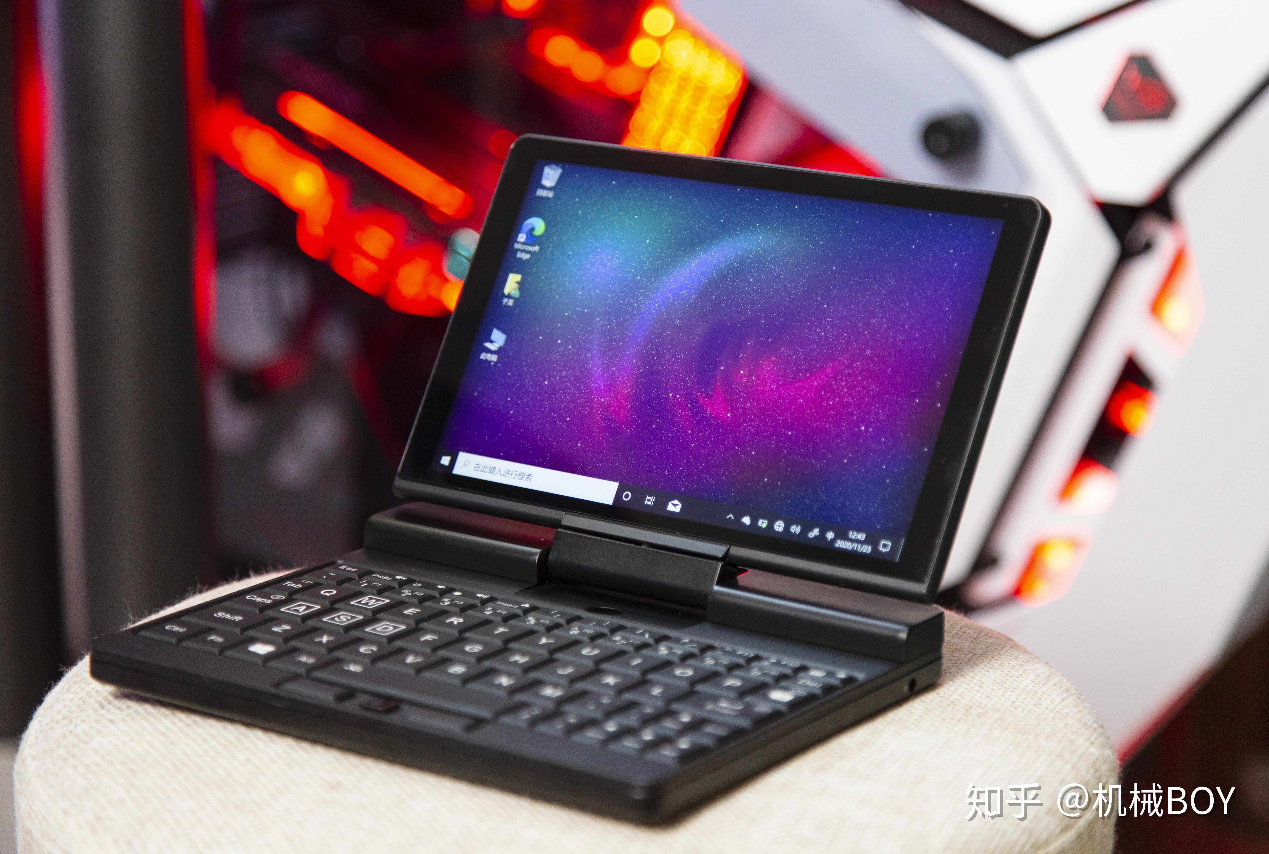 它采用intel 酷睿m3-8100y处理器,它使用14nm的制程工艺,睿频达到3