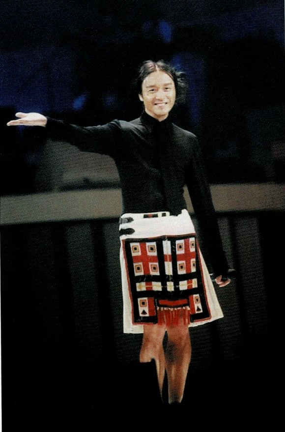 20年前,张国荣在2000年的热情演唱会穿着裙子被媒体批为"扮女人",殊不