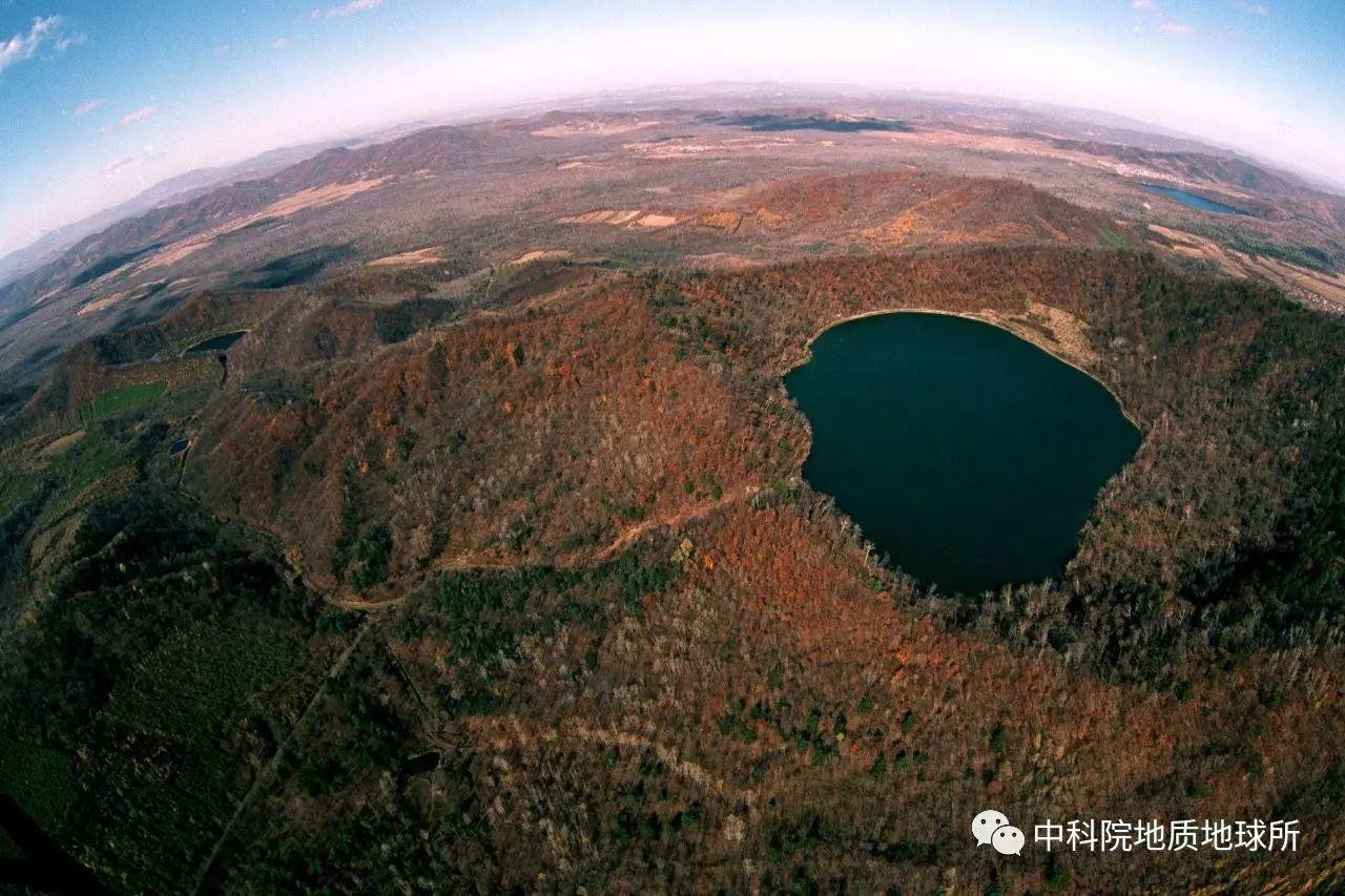 美麗的龍灣瑪珥湖與火山口湖