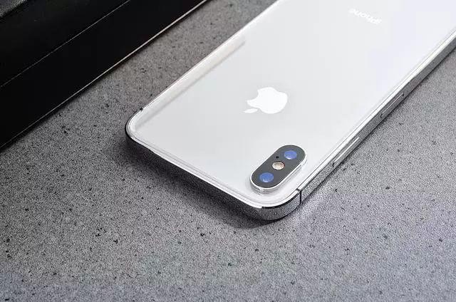 由于信仰版 iphone x 用的是金属边框,它的高光倒角从侧面看上去显得