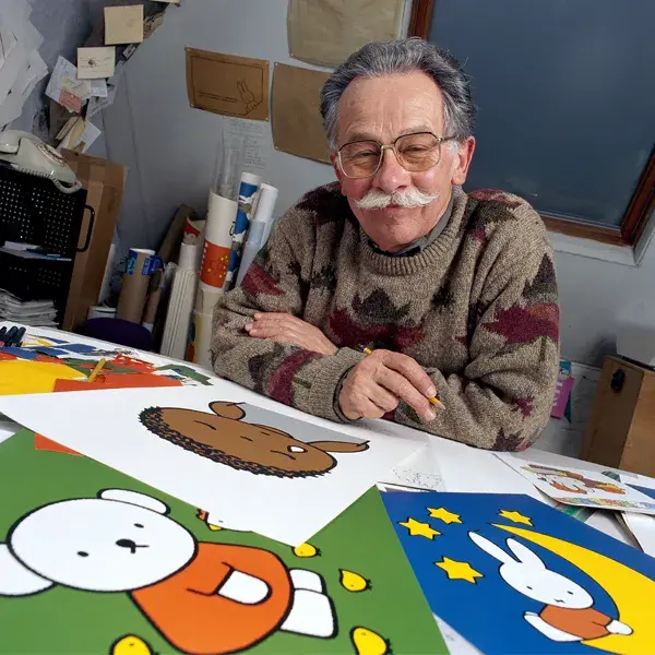 布鲁纳抱着米菲玩偶布鲁纳的父亲本是荷兰最大的出版社a.w.