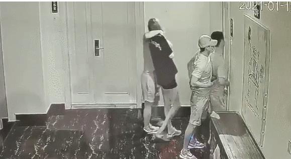 事发时,肖波及女友被两名枪手挟持到金边市桑园区百适河分区澜海总裁