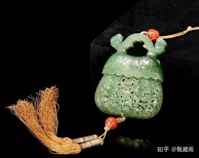 【清中期】 碧玉镂雕花卉荷包形香囊【清】 碧玺搬指【清】 翡翠蝴蝶