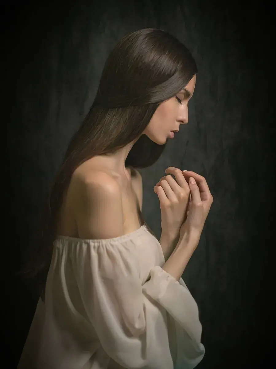 干净纯粹的姑娘摄影师精确地捕捉