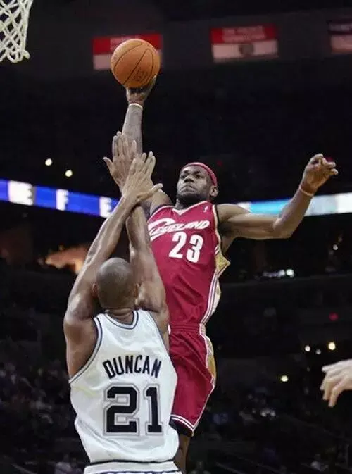 nba举火烧天扣篮有多霸气盘点nba最爱举火烧天的球星