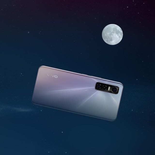 摄影师带着vivo s7e银月色将这虚实相生的唯美画面通过艺术化手法展现