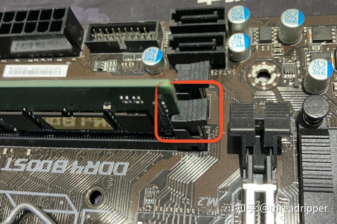 可以看到,左右两边都有固定内存的卡扣,如下图.