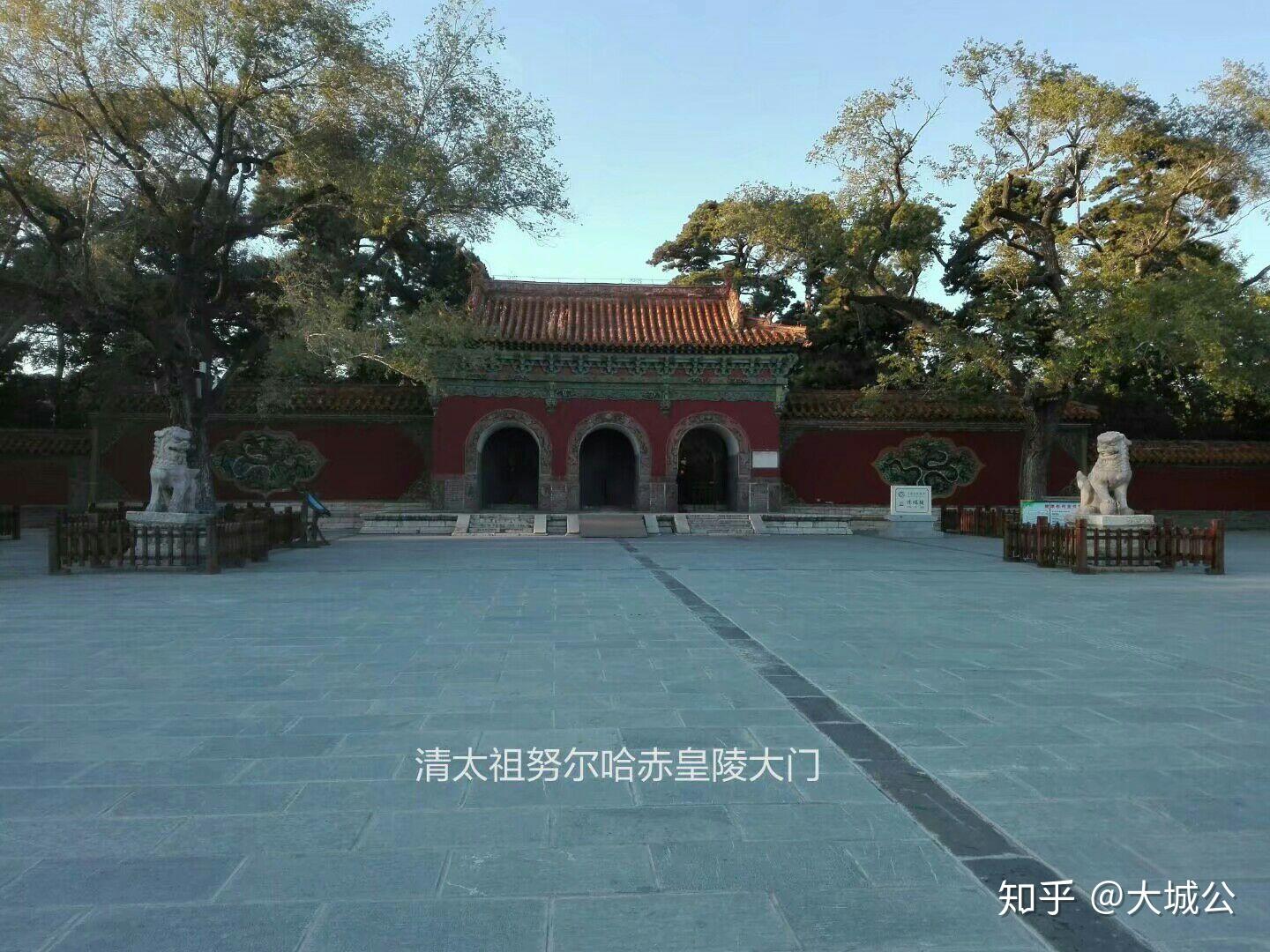 努爾哈赤皇陵,建在瀋陽東郊一個小山崗上,當地人叫東陵.