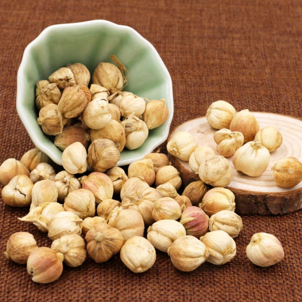 图片来源于网路,如侵删白豆蔻就是白色的豆蔻,它要比肉豆蔻小一半,长