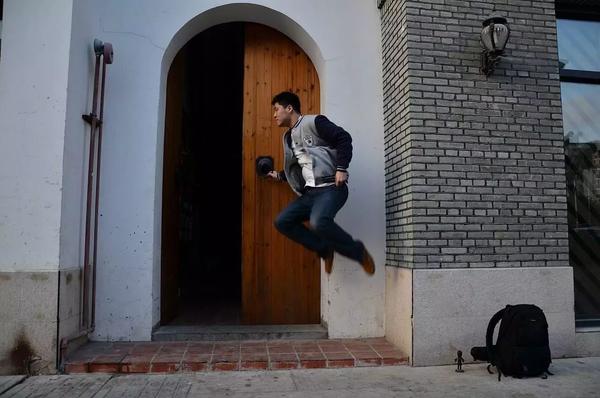 那些悬浮在空中的照片是怎么拍的?