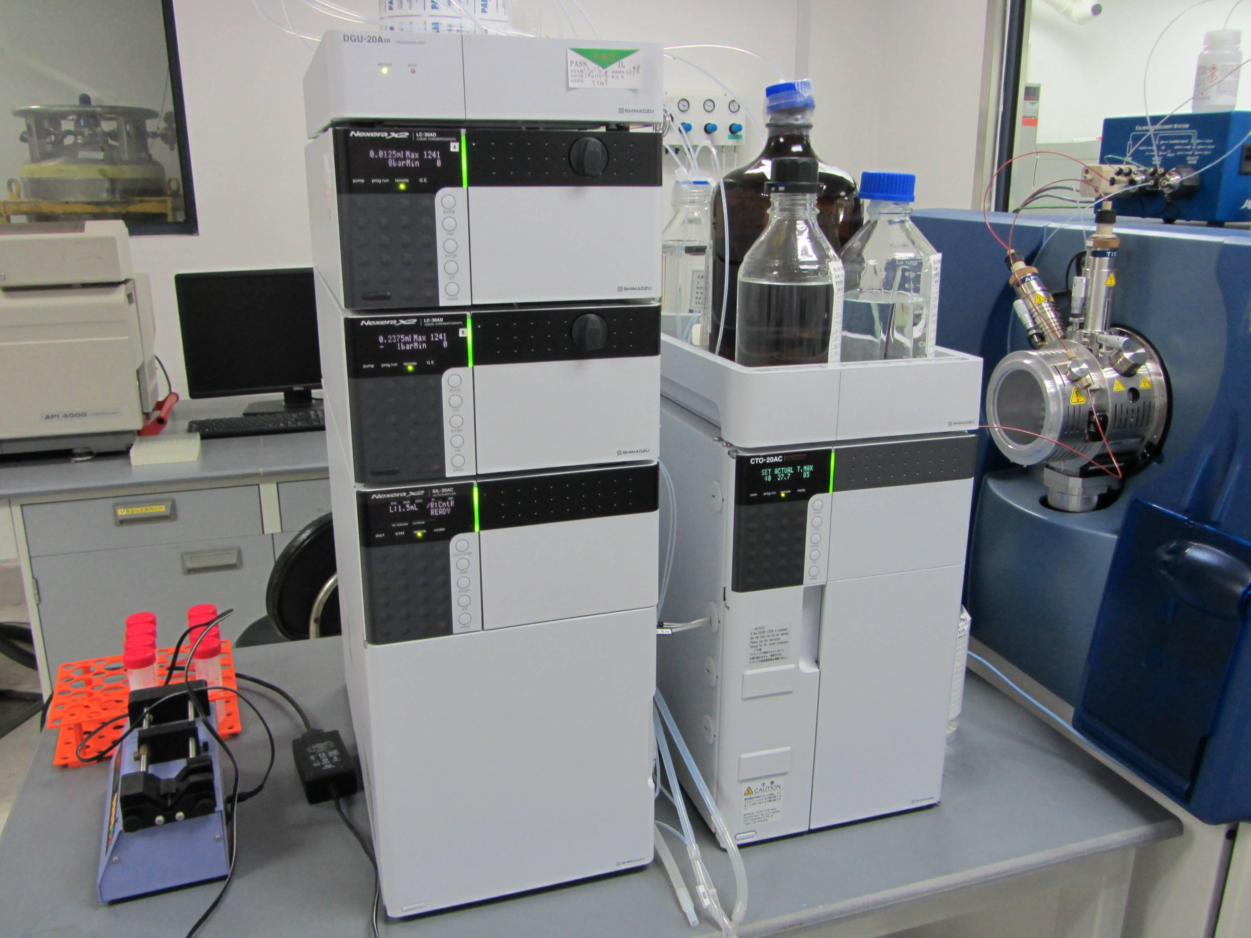 高效液相色谱法的工作原理及应用流动相通过高压泵进入系统,样品溶液