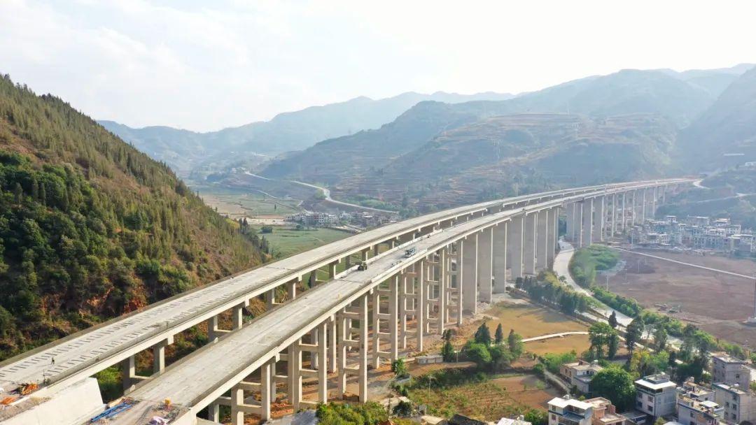 小屯特大桥是福宜高速的重要工程之一,本次预制梁架设