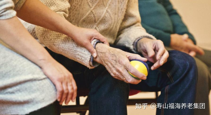 用青春守护夕阳，在养老院里，她是老人们的“全职孙女” - 知乎