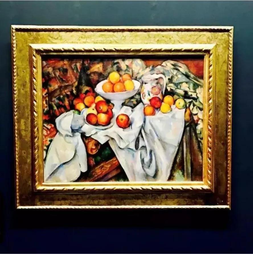 (塞尚《苹果与橘子》)色彩碰撞给人深刻的印象,其中的抽象成分,体现了