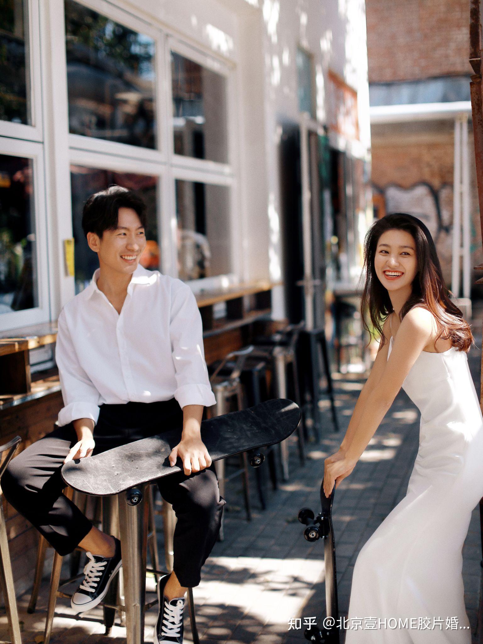 边玩边拍穿上情侣装,玩起滑板6015个性又文艺的798艺术区街拍是