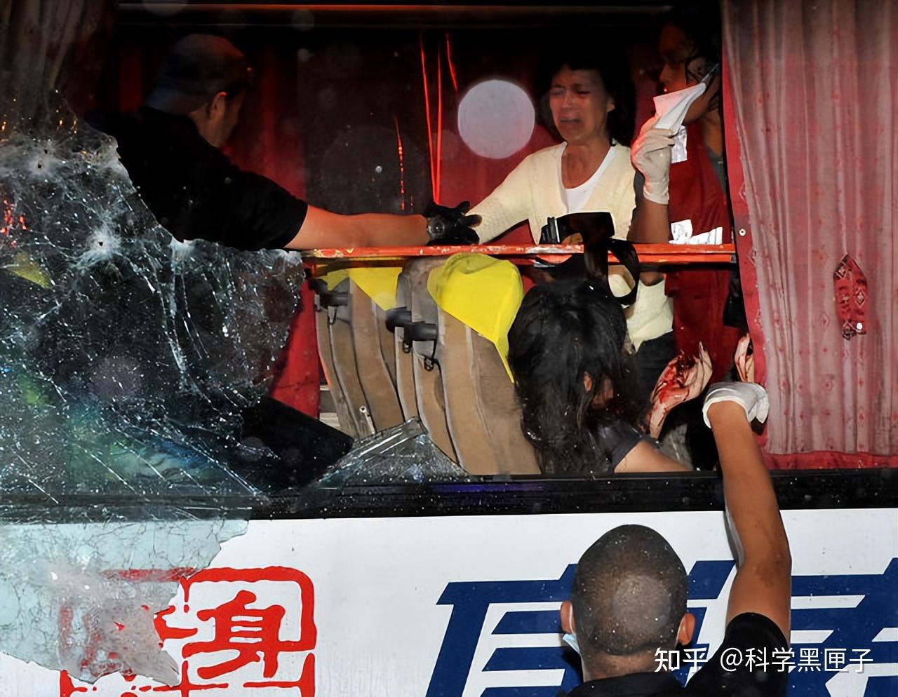 大锤砸大巴最愚蠢的营救,警方一错再错终酿惨剧,马尼拉人质事件