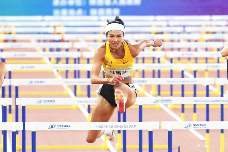 高颜值田径女神林雨薇全运会一炮走红100米跨栏轻松夺冠