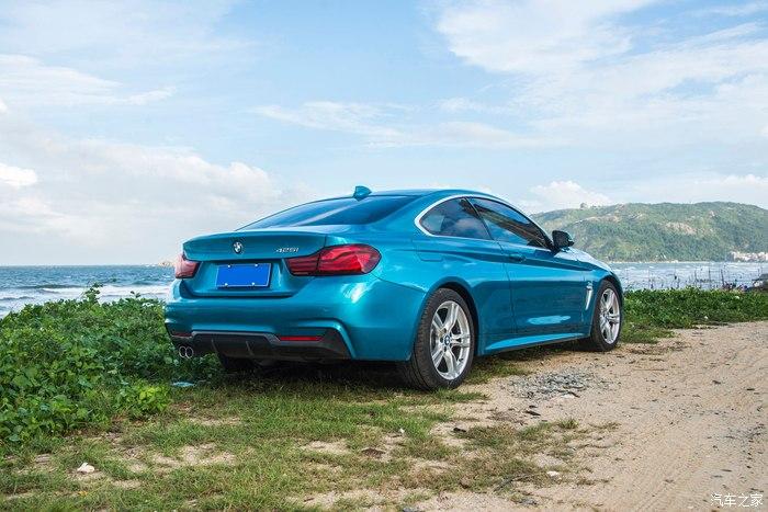停在海岸边的海岸蓝宝马425i写真真美