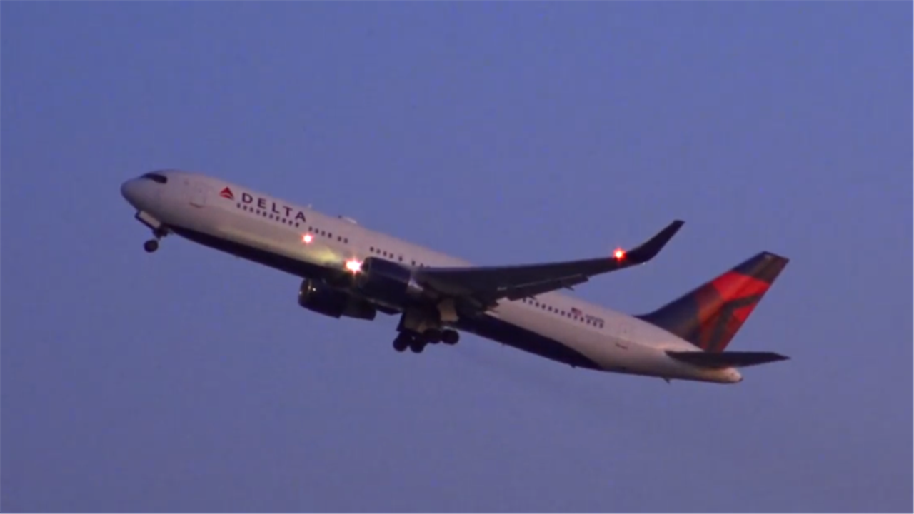 飞机紧急迫降时为什么必须让空姐脱丝袜原来如此凶险